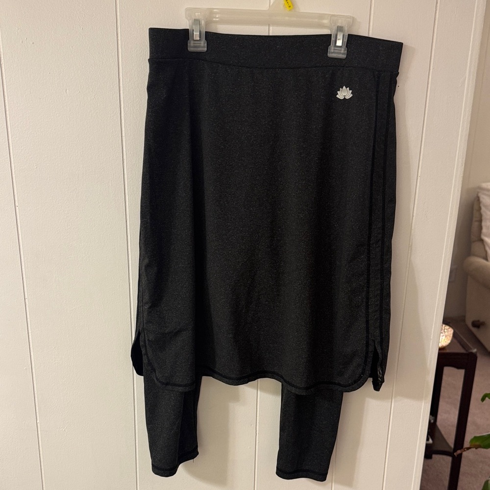 Snoga Athletics Cropped Shirttail 22” Skirt with 3/4 Length Leggings